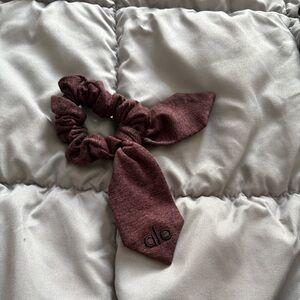 Alo Airlift Rhythm Scrunchie Cherry Cola